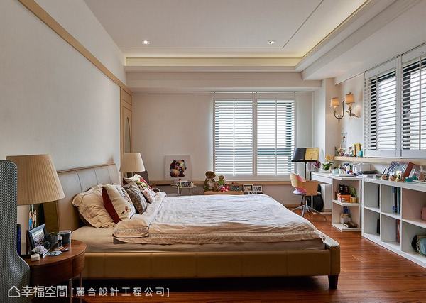 屬於一對雙胞胎女孩的臥房，以美式風格為題，打造簡約淡雅的休憩場域。