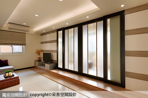 二樓起居室與和室透過玻璃拉門區隔，維持可各自獨立的空間，並保持光線交流。
