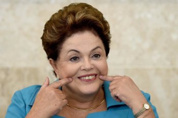 A presidente do Brasil, Dilma Rousseff, sorri durante encontro do Conselho de Desenvolvimento Econômico e Social, em Brasília, a uma semana do início da Copa do Mundo.
