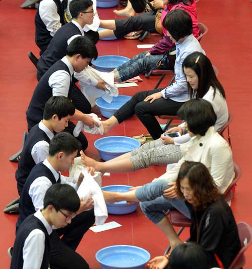 Xúc động lễ  rửa chân cho mẹ ở Hàn Quốc