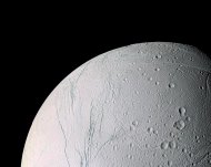 Imagem da Nasa produzida em 9 de março de 2006 mostra a lua de Saturno Enceladus
