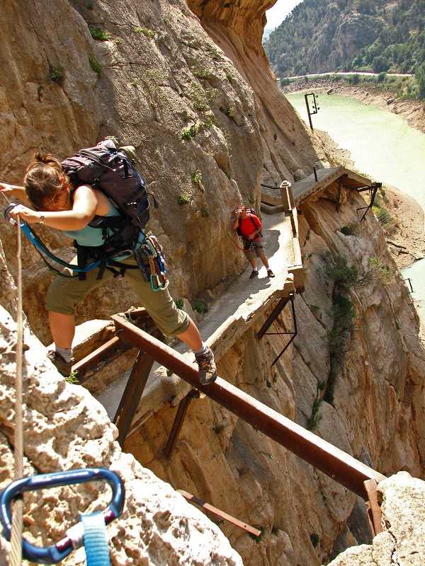 高懸於垂直山壁的步道與下方湍急河流常使得到國王小徑探險的遊客們頭暈。圖片來源：http://www.caminitodelrey.info/en/4760/com1_md3_cd-18634/caminito-risk
