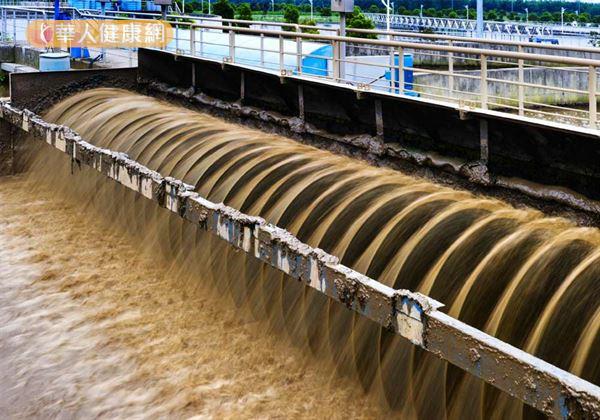 因蘇迪勒颱風影響，造成新店溪水濁度持續飆高超過3萬度，使翡翠水庫原水濁度大幅提高，遠超出淨水場處理能力。