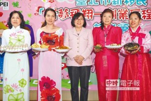 台北市民政局長黃呂錦茹（中）邀請新移民吳氏鳳（左一）、阮凰鶯（左二）、王聰玲（右一）和馬季真（右二），分享創業歷程。（張立勳攝）