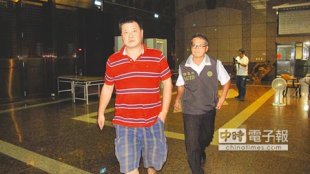 基隆市議會總務組秘書張惟智（左）29日下午3時遭法官裁定羈押。