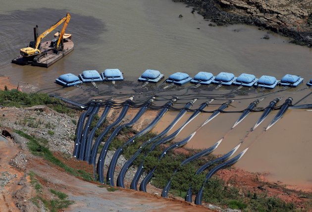 Máquinas da Sabesp trabalham na Represa do Jaguari, em SP. (Reuters)