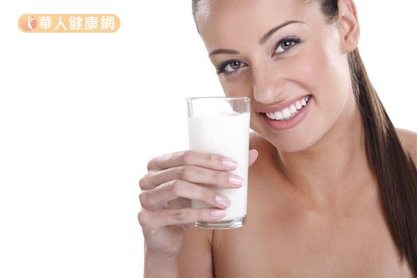 補充鈣質除了適度喝牛奶，也要注意維生素D的攝取。