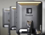 Telas dos robôs de telepresença "Double" são vistas no escritório da Double Robotics, em Sunnyvale, Califórnia, em 16 de maio de 2014