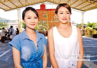 ↑李妍瑾（右）和巧巧組成女團拚演藝路。