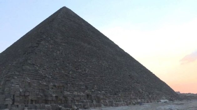 Anomalias térmicas foram observadas em 4 pirâmides, entre elas a grande Quéops. (AFP)