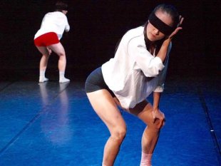 舞者許瑋玲和郭芳伶以「失明」為發想，矇眼跳舞，挑戰肢體極限。（photo by 黃捷/台灣醒報）