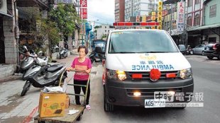新莊區78歲古盧桂綢女士，將拾荒變賣所得累積的260萬元，捐贈給新北市消防局購買救護車，回饋社會。（林金池攝）