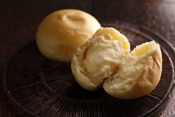 以北海道鮮奶油、廣島雞蛋製成的內餡，簡單高雅、爽口不膩的滋味，是「八天堂」奶油麵包的經典口味，不但銷售量第一名，更深受老人小孩的喜愛。
