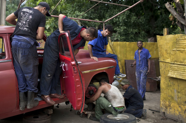 El talento de los mecánicos cubanos ha permitido mantener funcionales los autos clásicos en Cuba, sin recurrir a piezas originales o específicas. (AP)