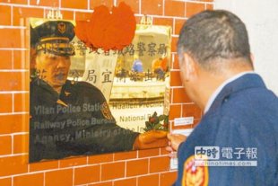 鐵路警察局花蓮分局宜蘭分駐所昨改制成「宜蘭派出所」，並舉行揭牌。（簡榮輝攝）