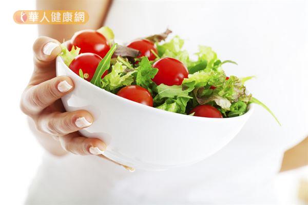 生菜沙拉也算是所謂的生冷食物，建議子宮內膜異位患者減少食用。