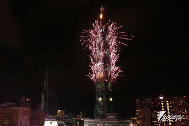 2017-01-012017台北跨年晚會，台北101在238秒的炫麗煙火秀中，打出「台灣」兩字，閃耀進入2017年。（顏麟宇攝）