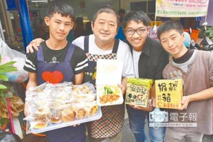 麵店老闆黃國生（左二）發揮愛心，將便當收入捐出，盼能助在地青年能找到生涯志向。（許智鈞攝）