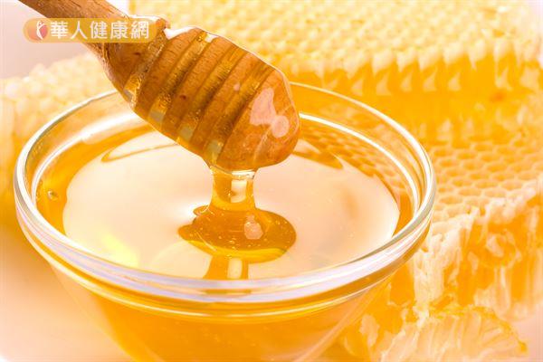 用一瓶水跟蜂蜜測試，很快能分辨出真假蜂蜜