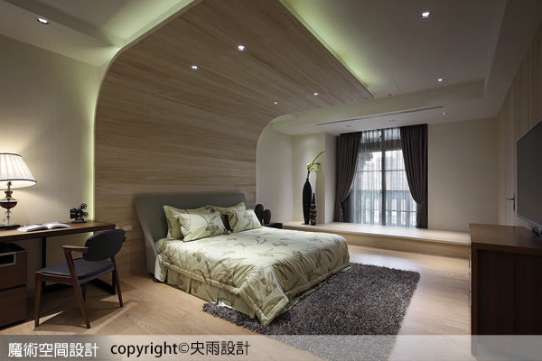 臥房以木質拼組出流暢弧度，搭配柔和光源，製造獨特的立體視效，也成功修飾掉上方橫樑。