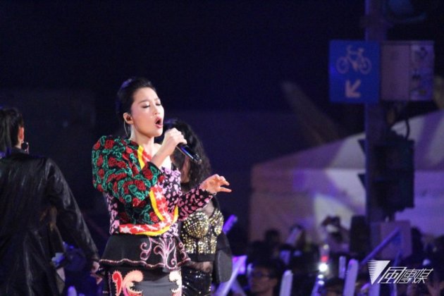2017-01-01台北跨年晚會，藝人A-Lin用高昂的歌聲征服觀眾。（方炳超攝）