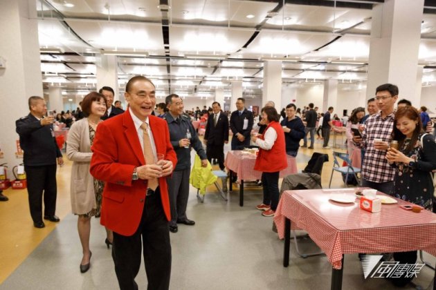 國防部長馮世寬在跨年夜穿著大紅色的西裝上班。（取自國防部發言人臉書）