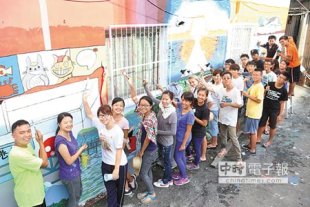 國際志工與陽明大學學生用畫筆彩繪台西，用社區服務紀錄青春歲月。（張朝欣攝）