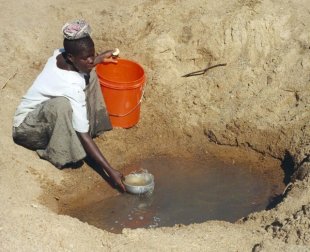 日本研發新型光觸媒淨水粒子，可望為28億人解渴。圖為一名非洲坦尚尼亞婦女採集汙染地下水。(photo by維基百科)