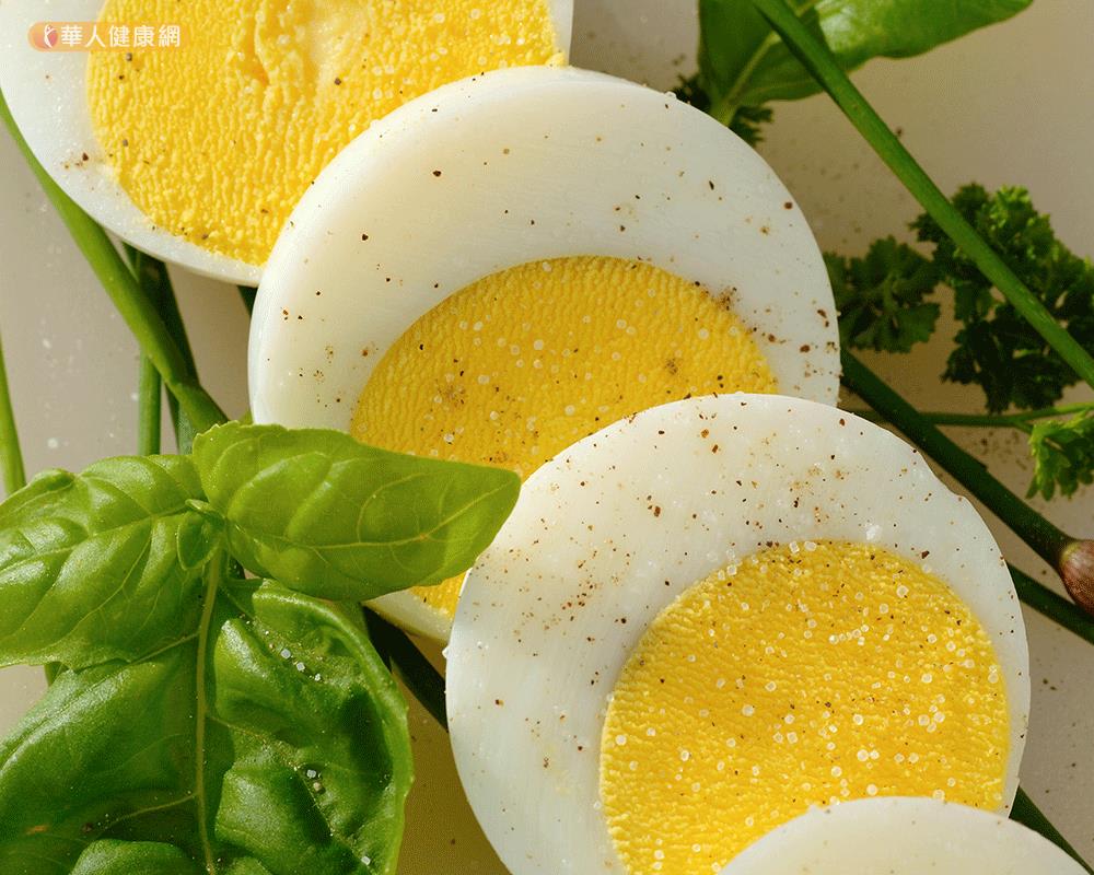 補充葉黃素照護黃斑部，食物來源以蛋黃的葉黃素含量最豐富。