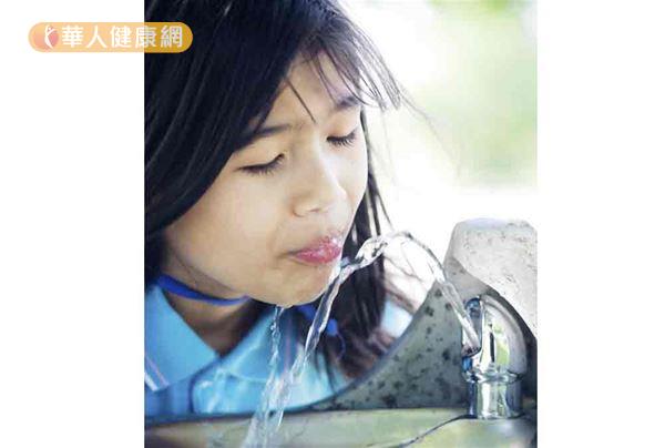 離子濃度過高的原因，最簡單的應對方法，就是多喝水。