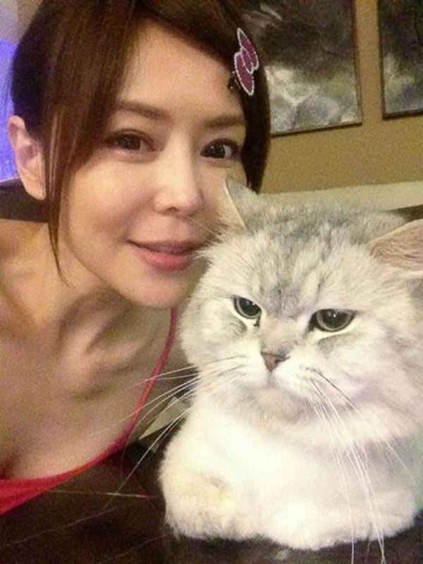 李冠儀時常在臉書PO上與貓咪的親暱合照，模樣可愛。