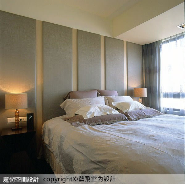 主臥主牆以五道立體繃布鋪陳質感，對稱床頭矮櫃、燈飾，營造典雅氣息。