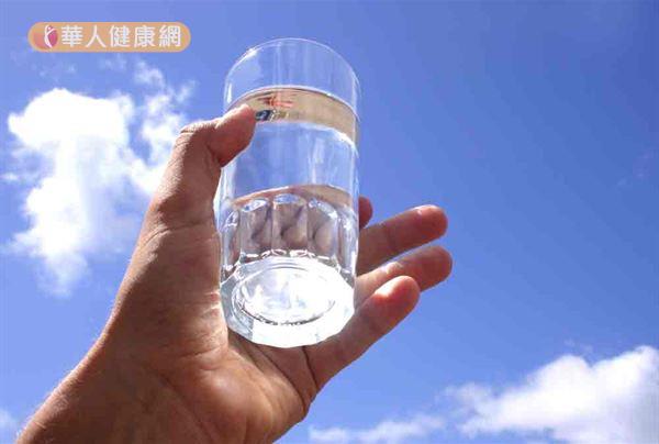 從現在開始多喝白開水，就可以降低罹患結石的機率。