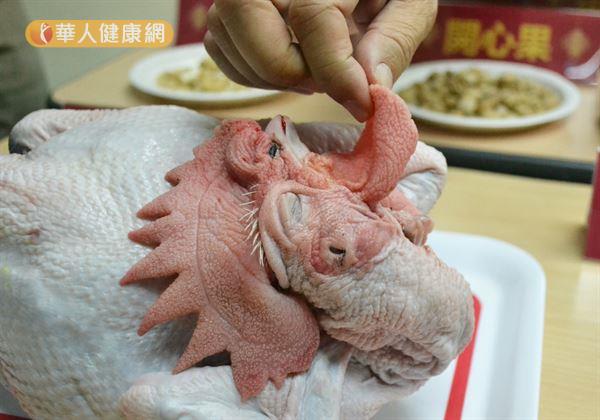 王進崑教授表示，想要確保購買的禽肉夠不夠新鮮，看雞冠鮮紅者與否是重點。