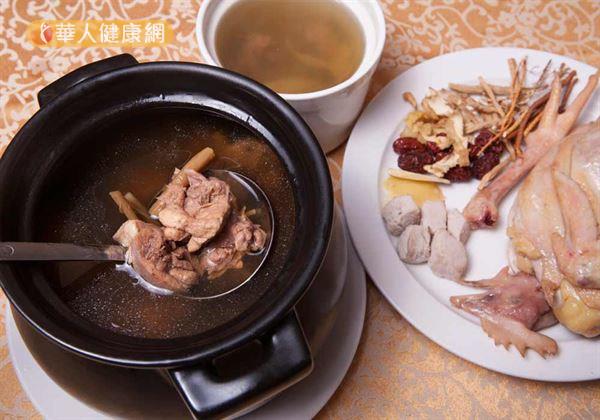 「冬令進補」可謂是台灣歷史悠久的民間習俗，尤其是冷颼颼的冬日喝下一碗熱呼呼的麻油雞酒、羊肉爐，或是來罐滋補的雞精、蜆精，實在是再享受不過！
