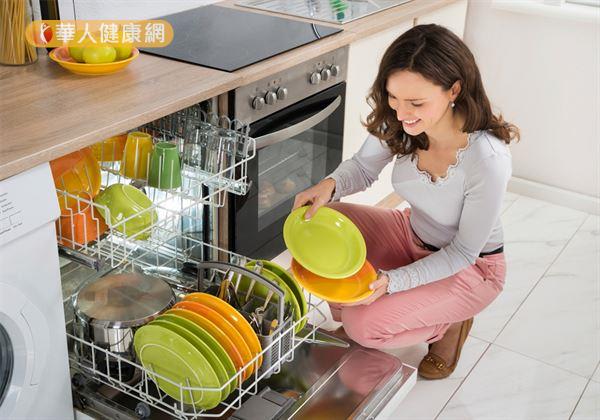 洗碗機可以透過高溫消毒，殺死碗盤中的大腸桿菌、金黃葡萄球菌等細菌，還能直接將碗盤烘乾，避免在晾乾過程中沾染上細菌。