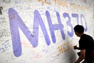 Where’s the debris, asks aviation expert as search for MH370 enters 36th day
