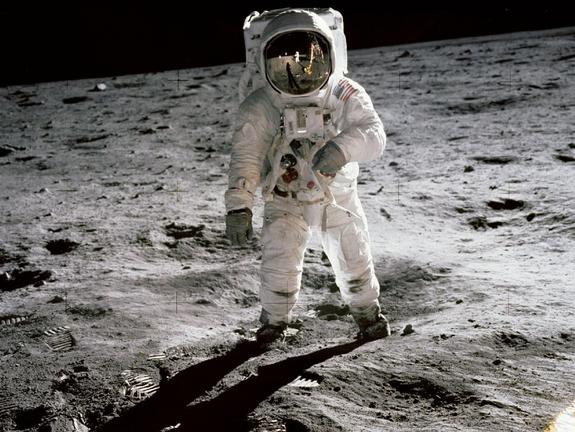 Icónica foto de Neil Armstrong caminado sobre la luna en 1969, tomada por su compañero Buzz Aldrin. (Crédito: NASA).