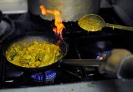 Chef prepara prato à base de curry em restaurante indiano em Londres, em 23 de setembro de 2009
