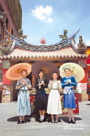 柯佳嬿（左起）、傅小芸、楊佩潔、黃聖雅昨穿《紫色大稻埕》戲服，站在霞海城隍廟前，頗有古味。（張祐銘攝）