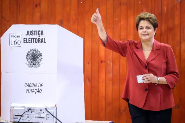 A presidente e candidata à reeleição, Dilma Rousseff, do PT, saúda simpatizantes, ao votar em seção eleitoral em Porto Alegre, Rs