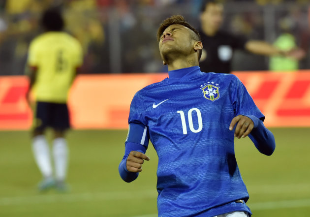 El delantero brasileño Neymar gesticula durante un partido de la Copa América 2015 contra Colombia en Santiago (Chile) el 17 de junio de 2015. Brasil se encomienda a todos los santos para que Neymar solo reciba una leve sanción tras ser expulsado (AFP | Nelson Almeida)
