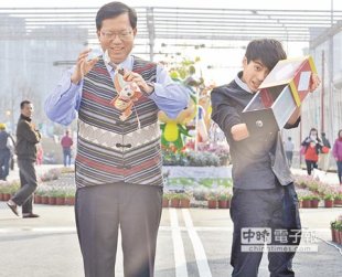 主辦2016台灣燈會的桃園市政府，1日邀請街頭藝人表演，當場變出猴子造型小提燈，令市長鄭文燦（左）相當驚艷。（楊明峰攝）