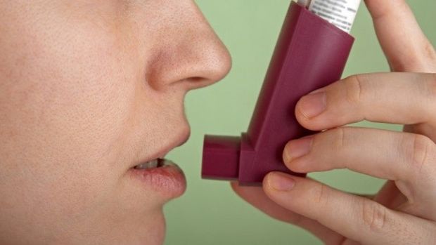 En cas de crise d'asthme, un inhalateur peut permettre de calmer les symptômes