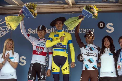 El ciclista español del Tinkoff-Saxo Alberto Contador (c) en el podio junto al polaco Michal Kwiatkowski (i) y el francés Jean-Christophe Peraud tras la sexta etapa de la 54 Vuelta al País Vasco-Itzulia 2014, una contrarreloj individual de 25,9 kilómetros con salida y llegada en Markina-Xemein. EFE