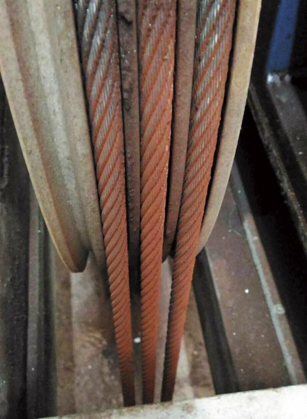 台灣通力公司部分電梯的纜繩生鏽，該公司卻以無零件為由拖延更換時間。