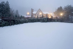 歐式建築配上濃厚的冬季雪景 (圖片來源／山上人家森林農場)
