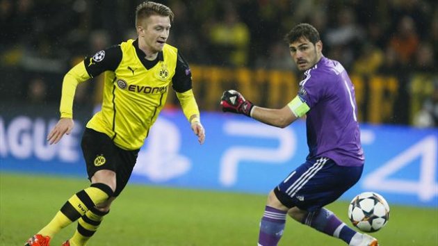 Borussia Dortmund's Marco Reus (L) scores a goal against Real Madrid's Iker Casillas during their Champions League quarter-final second leg soccer match in Dortmund, April 8, 2014. REUTERS/Wolfgang Rattay (GERMANY - Tags: SPORT SOCCER)