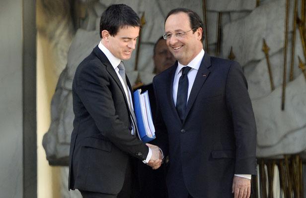 Manuel Valls et François Hollande sur le perron de l'Elysée le 2 avril 2014., E. FEFERBERG / AFP
