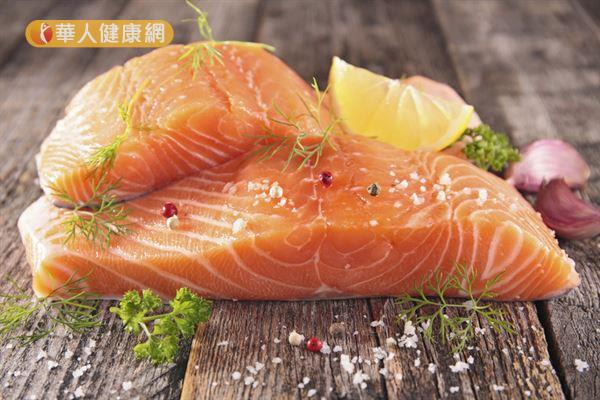 鮭魚、鯖魚、秋刀魚等魚類富含omega-3脂肪酸，有助減少發炎、促進自體免疫能力。